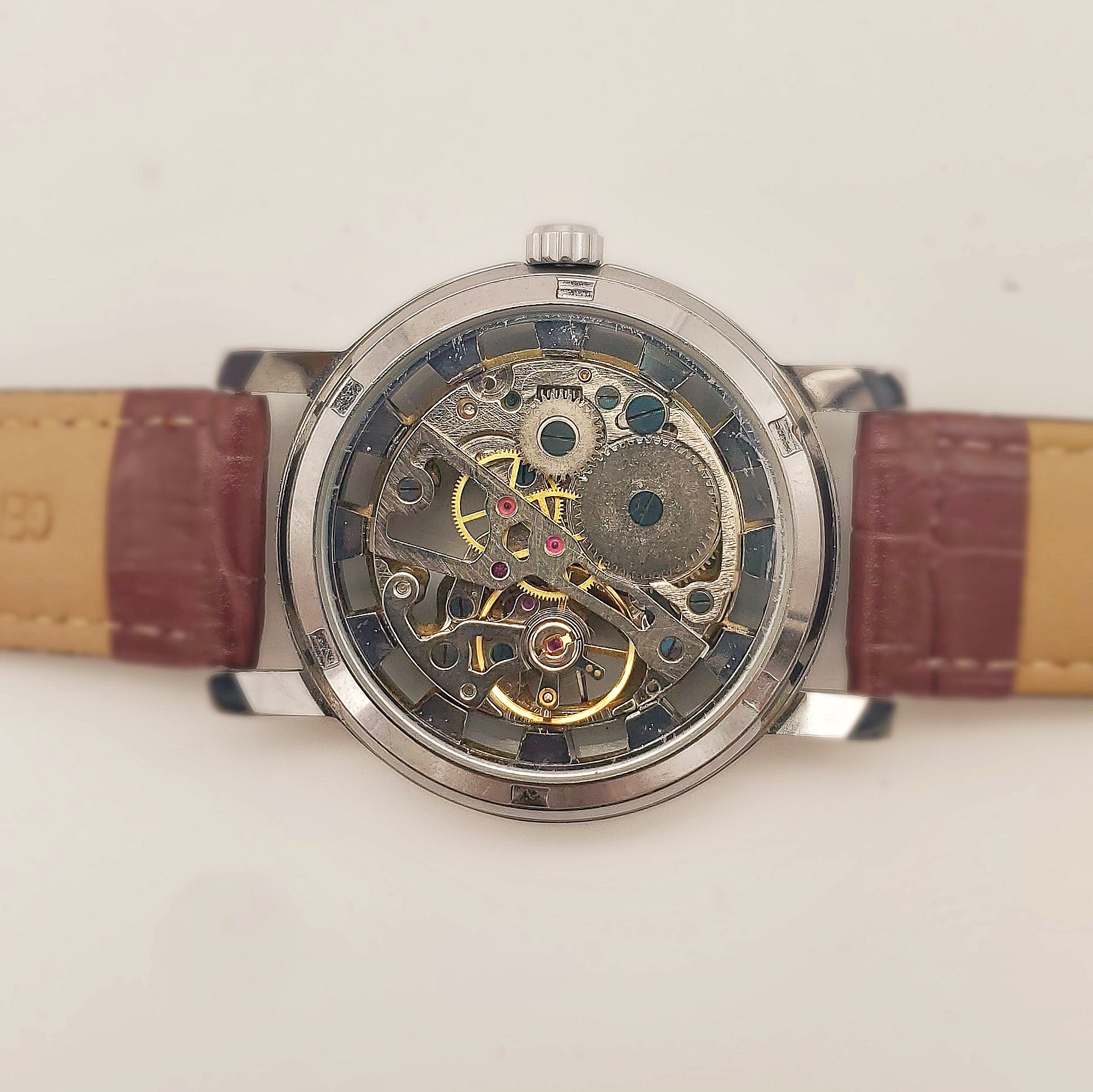 Sovereign I caseback showing mechanical movement